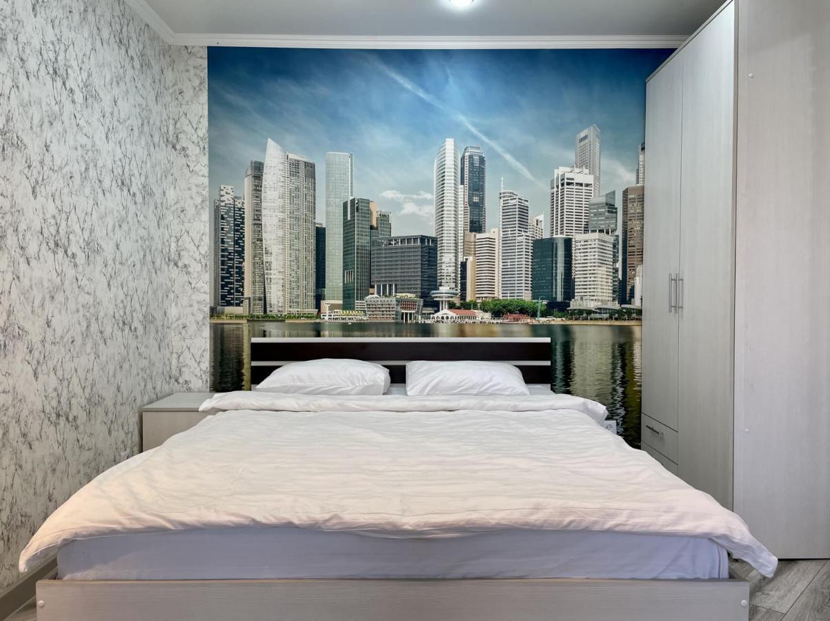 бизнес-класса с белым постельным Apartment Petropavlovsk