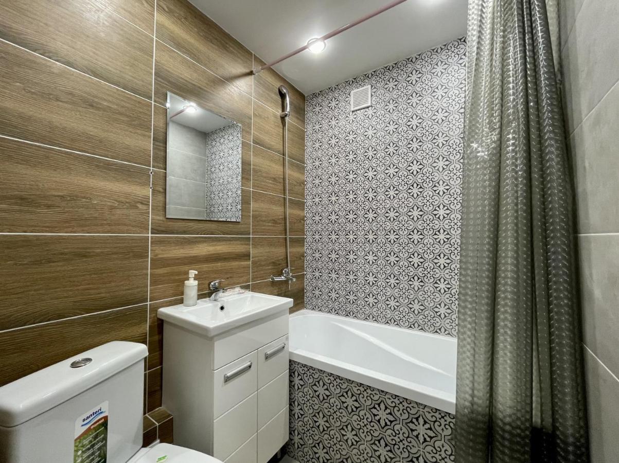 Apartment бизнес-класса с белым постельным Petropavlovsk
