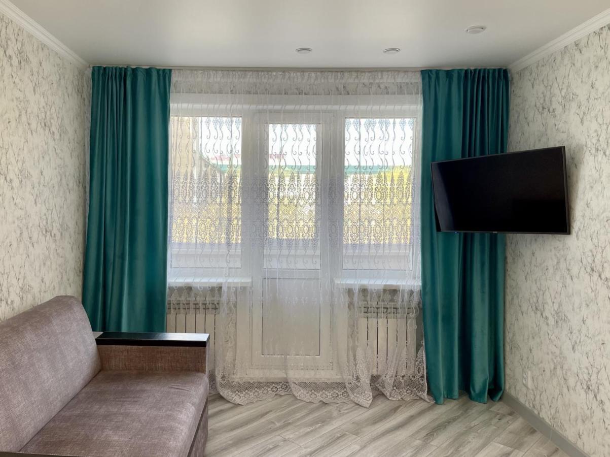бизнес-класса с белым постельным Apartment Petropavlovsk