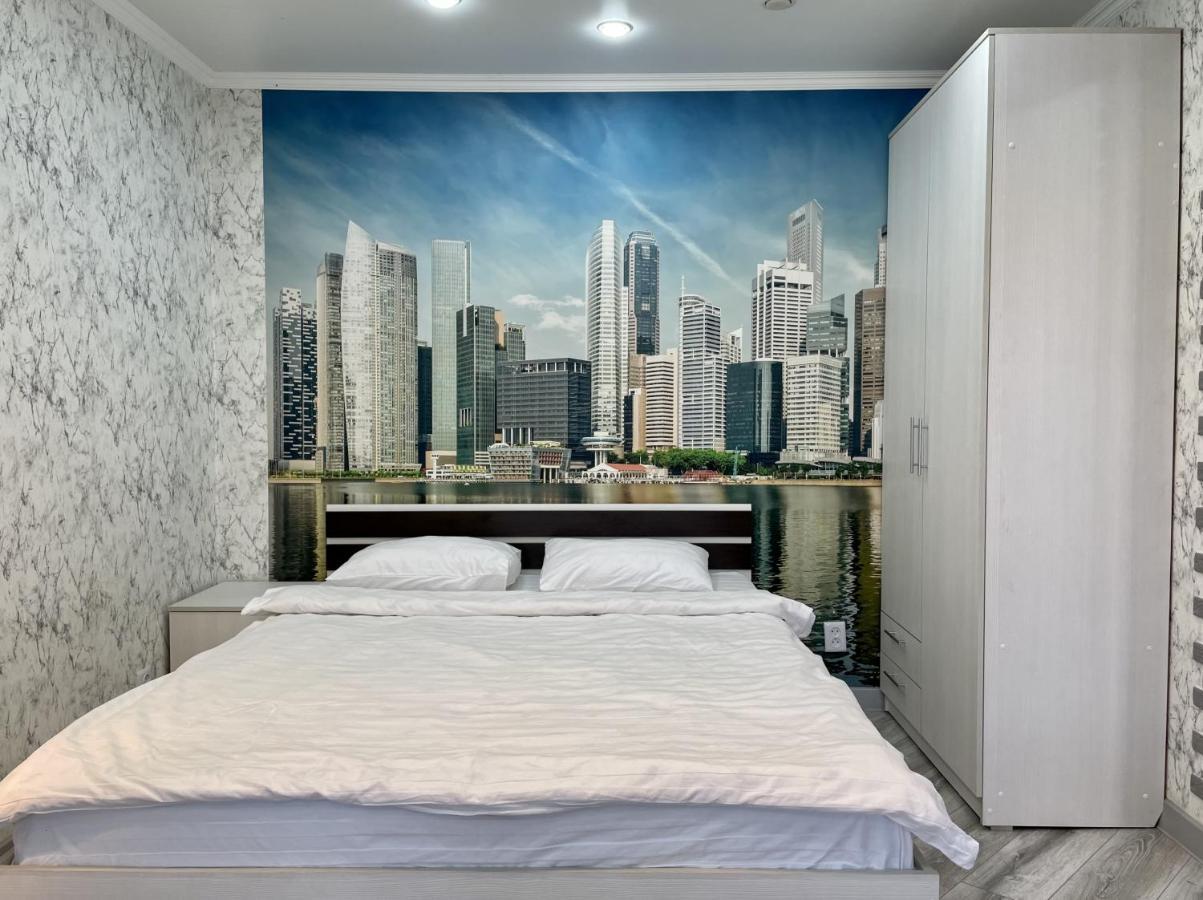 Apartment бизнес-класса с белым постельным Petropavlovsk